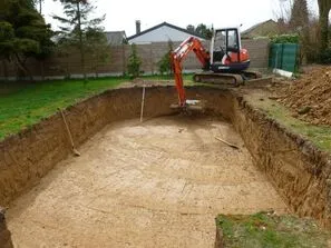 Construction d'une piscine par nos maçons.